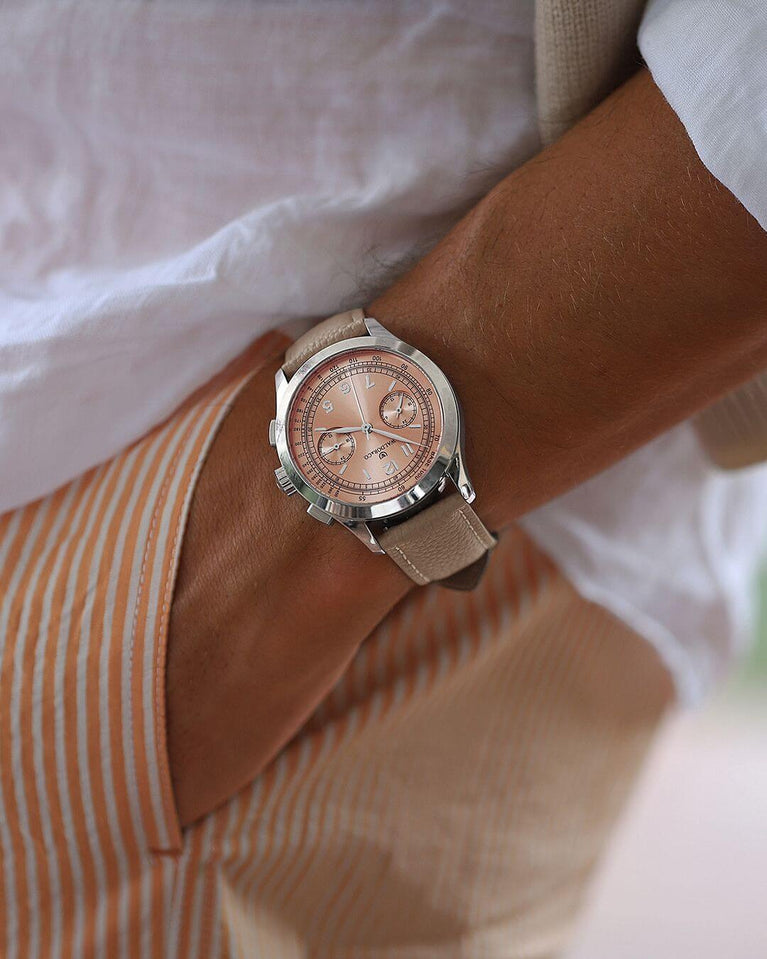 A round mens watch in Rhodium-plated 316L stainless steel with from Waldor & Co. with Salmon sunray dial in brass sunray and a second hand. Seiko movement. Genuine leather strap. The model is Chrono 39 Porto Cervo Ltd. Edition.