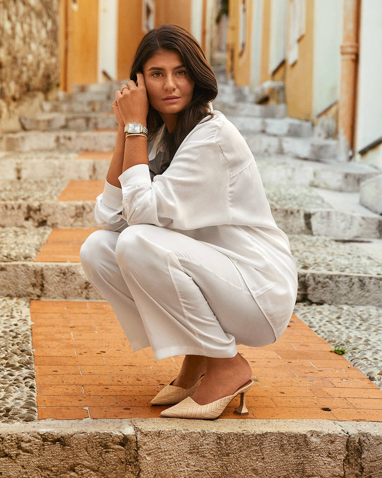 A square womens watch in silver and 14k gold from Waldor & Co. with silver sunray dial and a second hand. Seiko movement. The model is Delight 32 Chelsea 28x32mm.