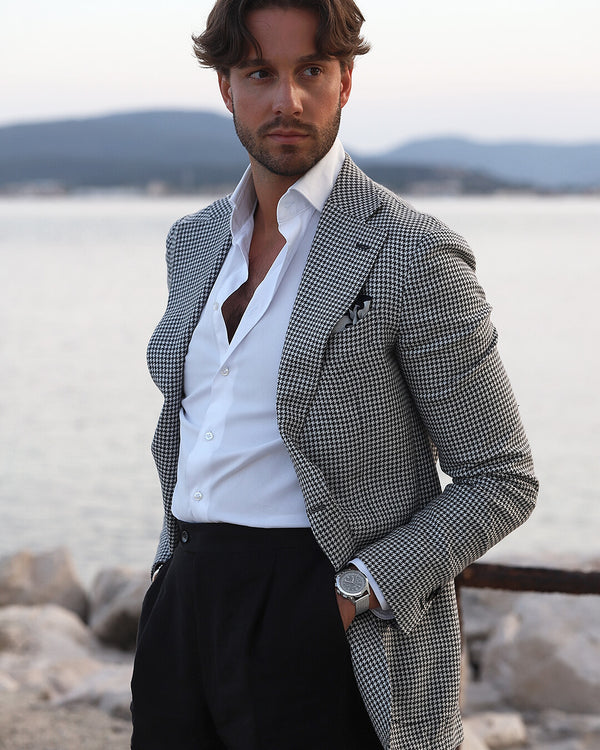 A round mens watch in rhodium-plated silver from Waldor & Co. with grey dial in brass. Seiko movement. The model is Chrono 39 Cinque Terre. 39mm