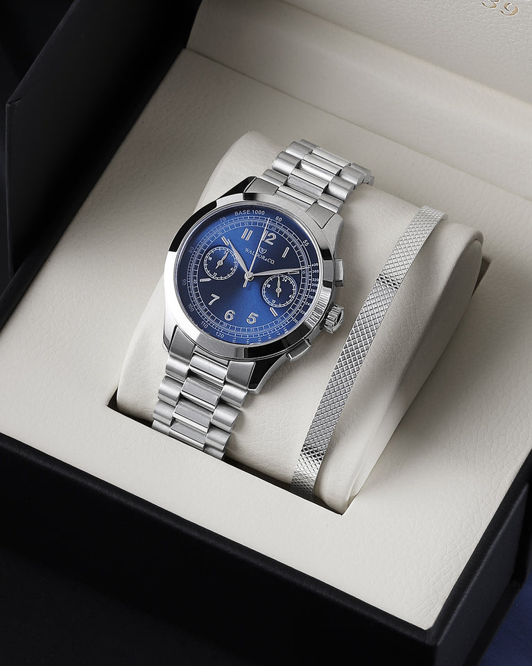 A round mens watch in rhodium-plated silver from Waldor & Co. with blue sunray dial and a second hand. Seiko movement. The model is Chrono 39 Porto Cervo.