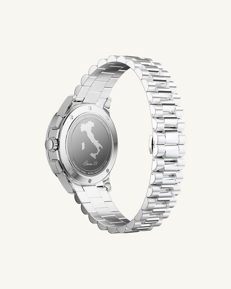 A round mens watch in rhodium-plated silver from Waldor & Co. with blue sunray dial and a second hand. Seiko movement. The model is Chrono 39 Porto Cervo.