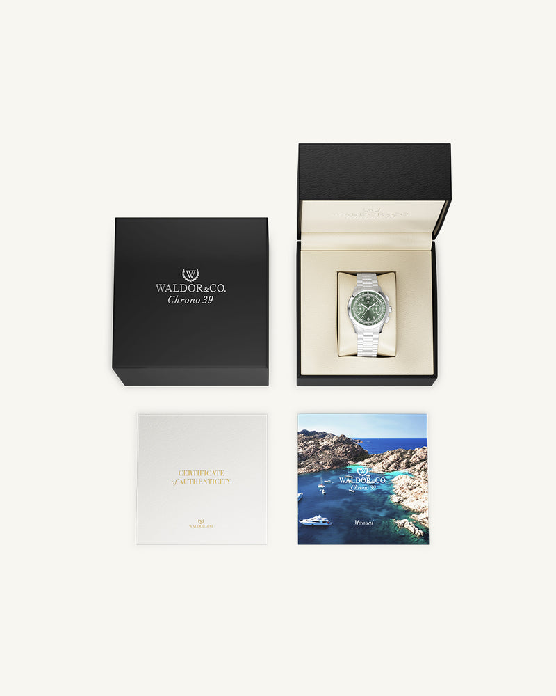 A round mens watch in rhodium-plated silver from Waldor & Co. with green sunray dial and a second hand. Seiko movement. The model is Chrono 39 Porto Cervo.