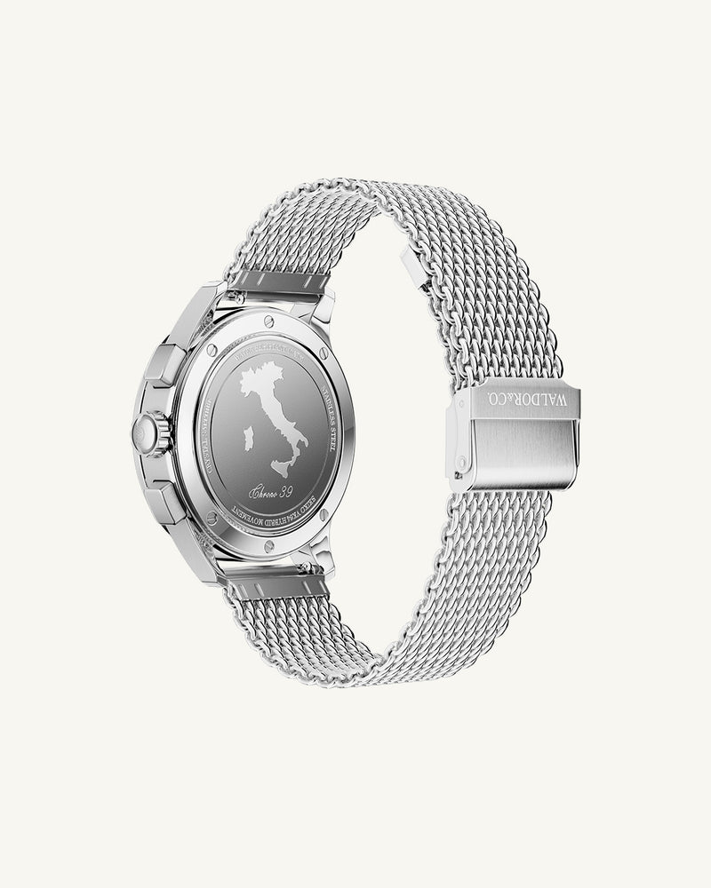 A round mens watch in rhodium-plated silver from Waldor & Co. with black sunray dial and a second hand. Seiko movement. The model is Chrono 39 Sardinia 39mm.