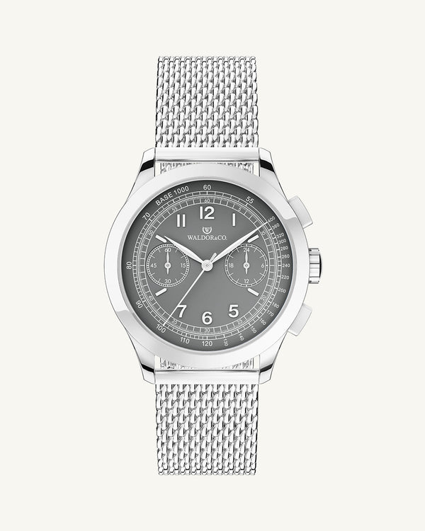 A round mens watch in rhodium-plated silver from Waldor & Co. with grey dial in brass. Seiko movement. The model is Chrono 39 Cinque Terre. 39mm