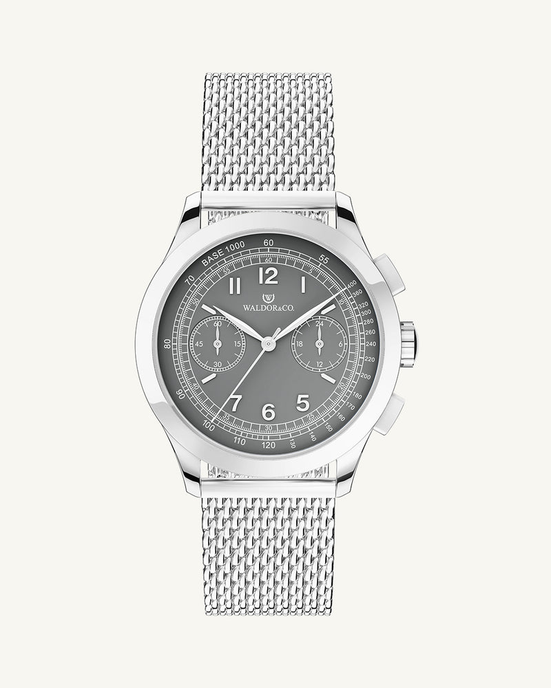 A round mens watch in rhodium-plated silver from Waldor & Co. with grey dial in brass. Seiko movement. The model is Chrono 39 Cinque Terre. 39mm