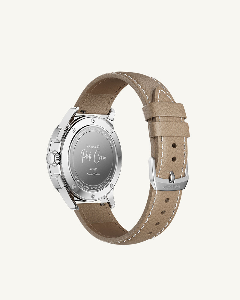 A round mens watch in Rhodium-plated 316L stainless steel with from Waldor & Co. with Salmon sunray dial in brass sunray and a second hand. Seiko movement. Genuine leather strap. The model is Chrono 39 Porto Cervo Ltd. Edition.