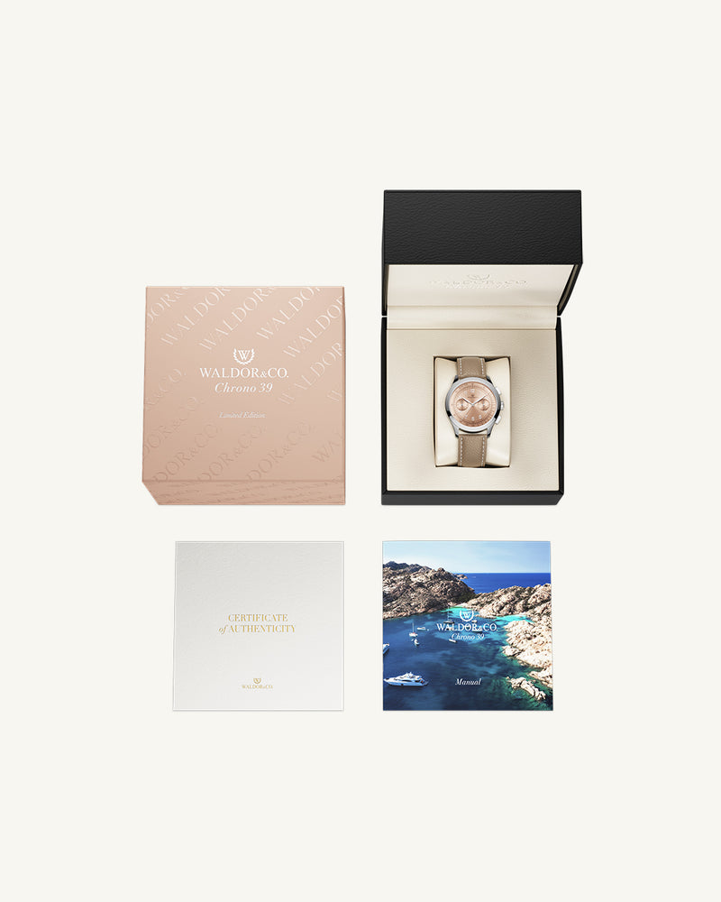 A round mens watch in Rhodium-plated 316L stainless steel with from Waldor & Co. with Salmon sunray dial in brass sunray and a second hand. Seiko movement. Genuine leather strap. The model is Chrono 39 Porto Cervo Ltd. Edition.