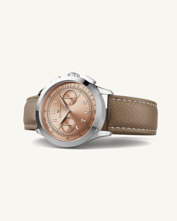 A round mens watch in Rhodium-plated 316L stainless steel with from Waldor & Co. with Salmon sunray dial in brass sunray and a second hand. Seiko movement. Genuine leather strap. The model is Chrono 39 Porto Cervo Ltd. Edition.