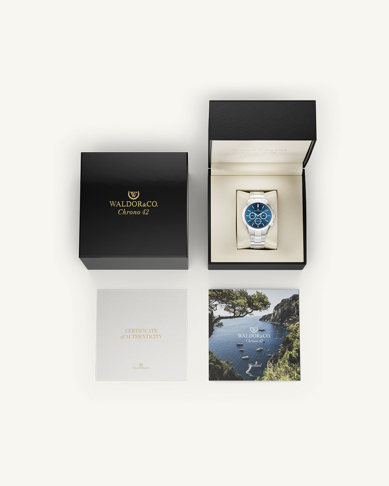 A round mens watch in rhodium-plated silver from Waldor & Co. with blue sunray dial and a second hand. Seiko movement. The model is Chrono 42 Capri 42mm.