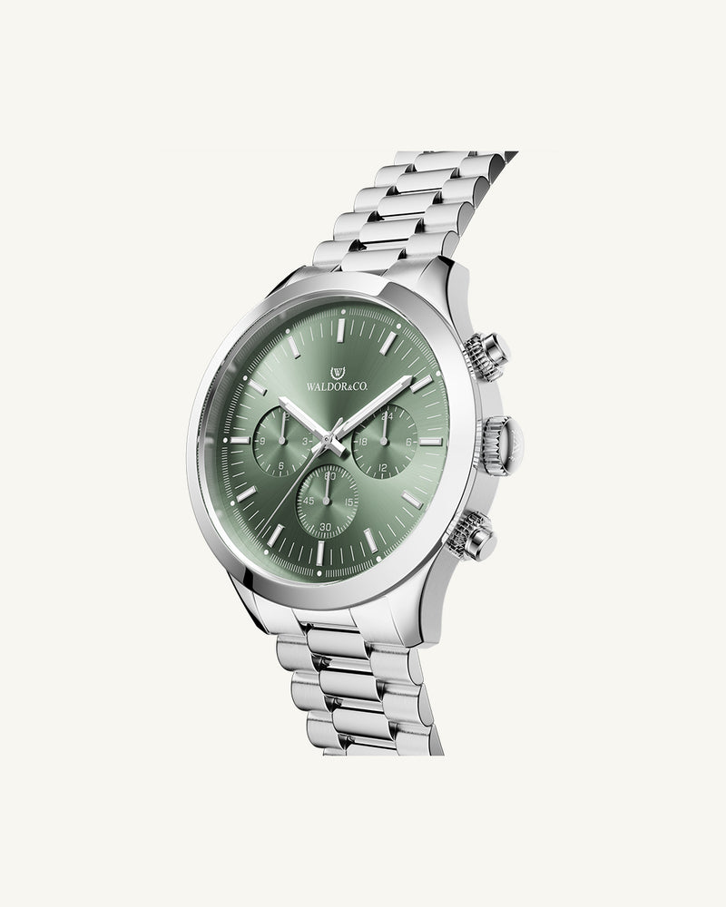 A round mens watch in rhodium-plated silver from Waldor & Co. with green sunray dial and a second hand. Seiko movement. The model is Chrono 44 Como 44mm.