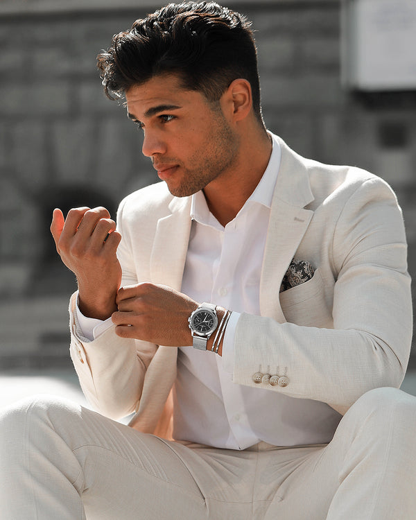 A round mens watch in rhodium-plated silver from Waldor & Co. with silver sunray dial and a second hand. Seiko movement. The model is Chrono 44 Sardinia 44mm.