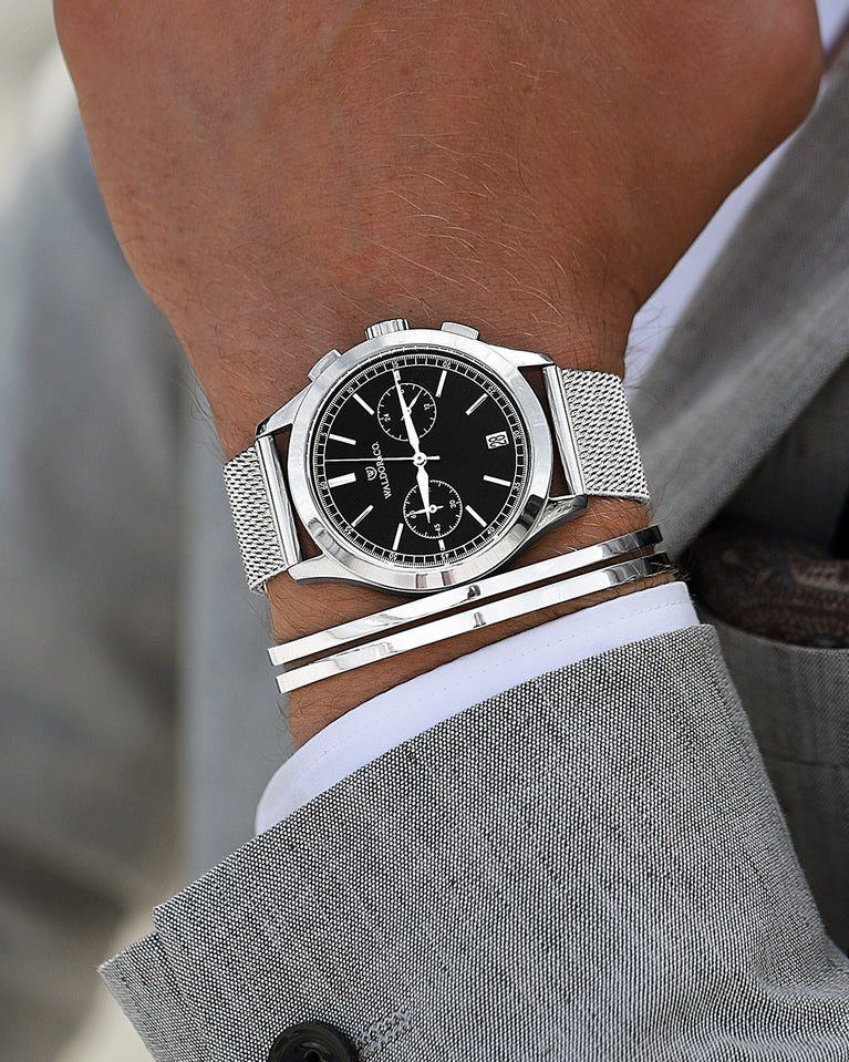 A round mens watch in rhodium-plated silver from Waldor & Co. with silver sunray dial and a second hand. Seiko movement. The model is Chrono 44 Sardinia 44mm.