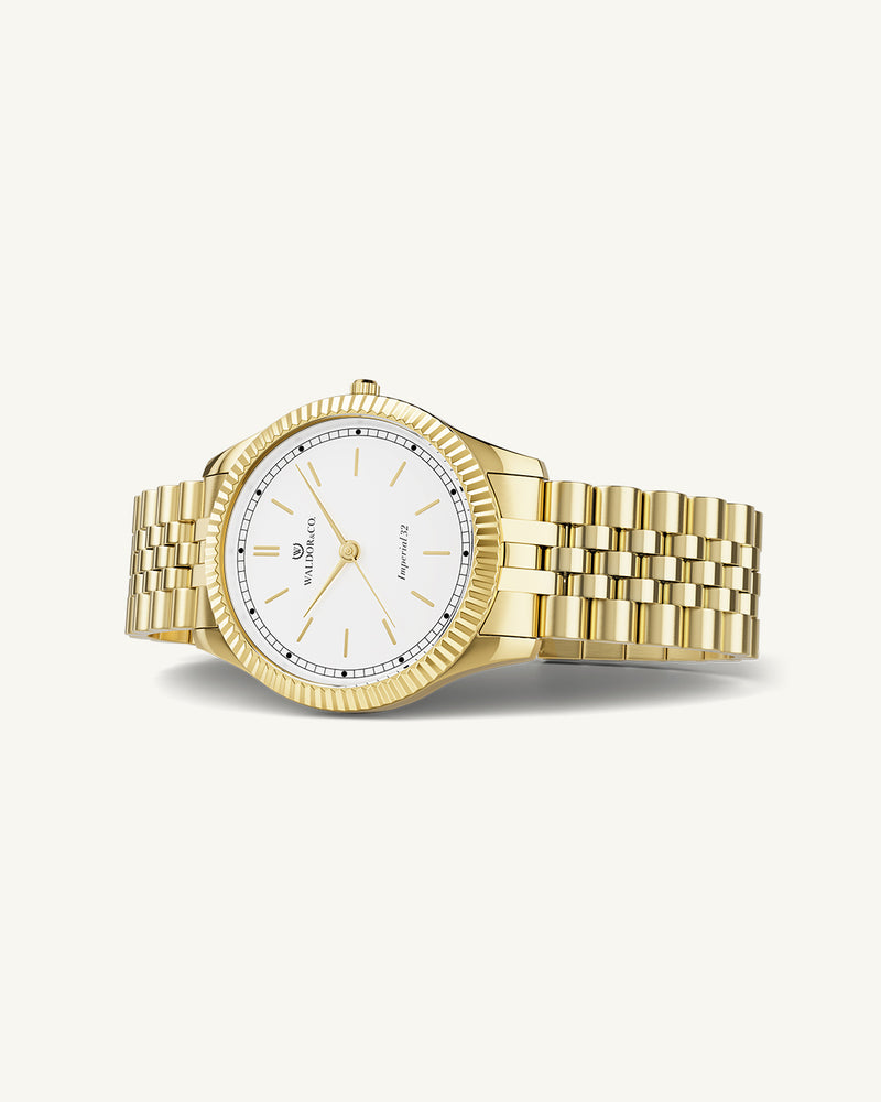 A round womens watch in 14k gold from Waldor & Co. with white sunray dial and a second hand. Seiko movement. The model is Imperial 32 Positano 32mm.