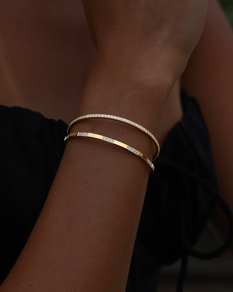 A Bangle in 14k gold-plated 316L stainless steel from Waldor & Co. One size. The model is Opulent Bangle Polished.