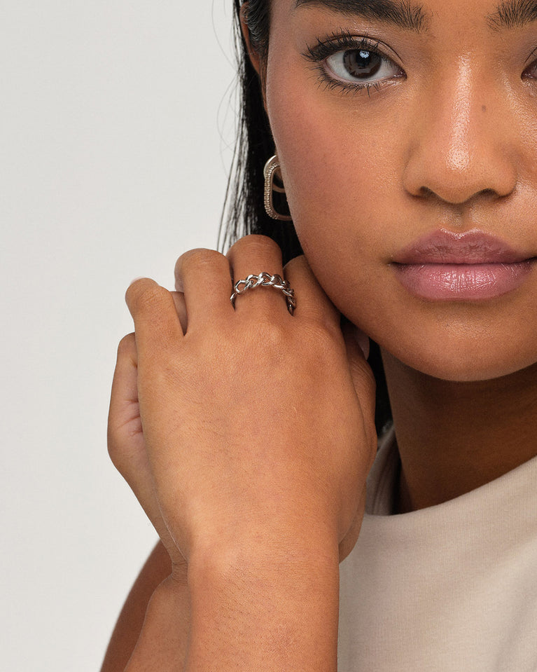 A Ring in polished Silver plated-316L stainless steel from Waldor & Co. The model is Chain Ring Polished.