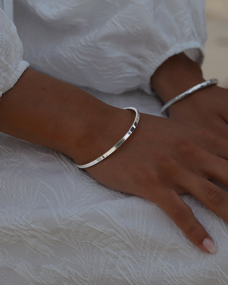 A Square Bangle in 925 Sterling Silver from Waldor & Co. The model is Pure Bangle Sterling Silver