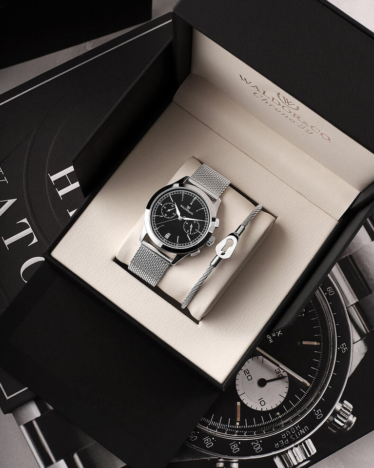 A round mens watch in rhodium-plated silver from Waldor & Co. with black sunray dial and a second hand. Seiko movement. The model is Chrono 39 Sardinia 39mm.