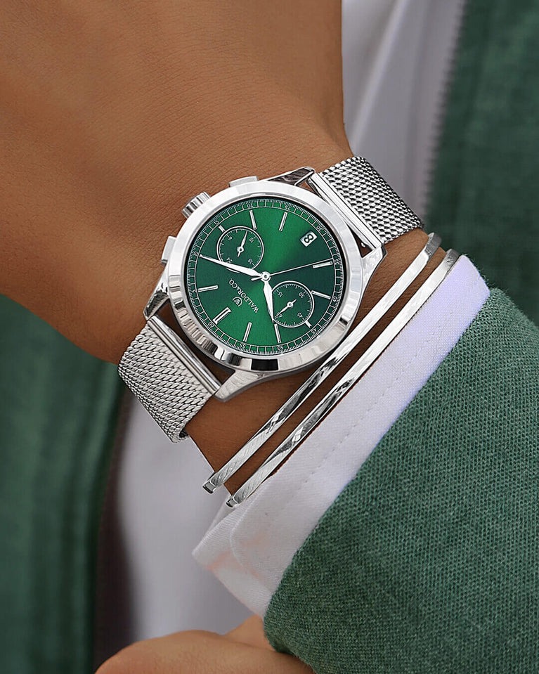 A round mens watch in rhodium-plated silver from Waldor & Co. with deep-green sunray dial and a second hand. Seiko movement. The model is Chrono 39 Sardinia 39mm.