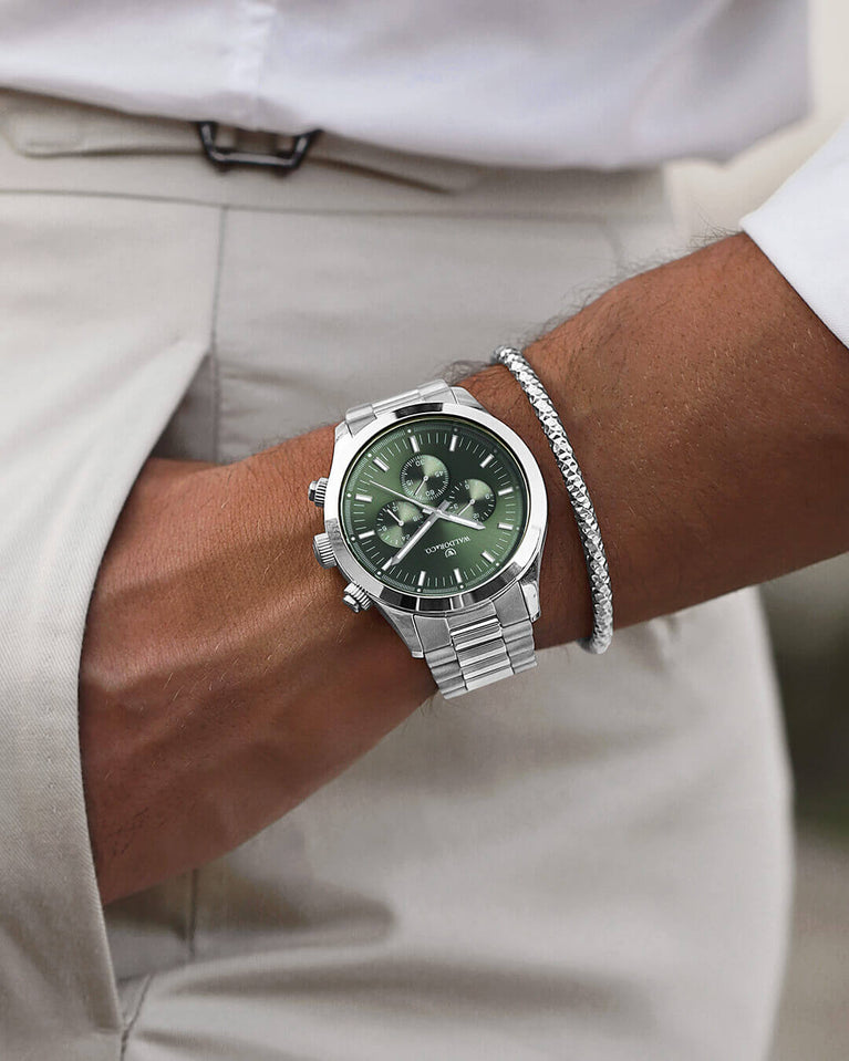 A round mens watch in rhodium-plated silver from Waldor & Co. with green sunray dial and a second hand. Seiko movement. The model is Chrono 44 Como 44mm.