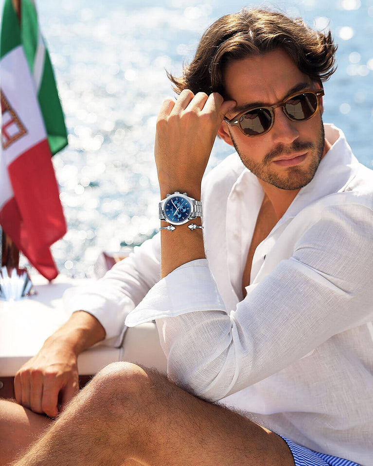 A round mens watch in rhodium-plated silver from Waldor & Co. with blue sunray dial and a second hand. Seiko movement. The model is Chrono 44 Como 44mm.