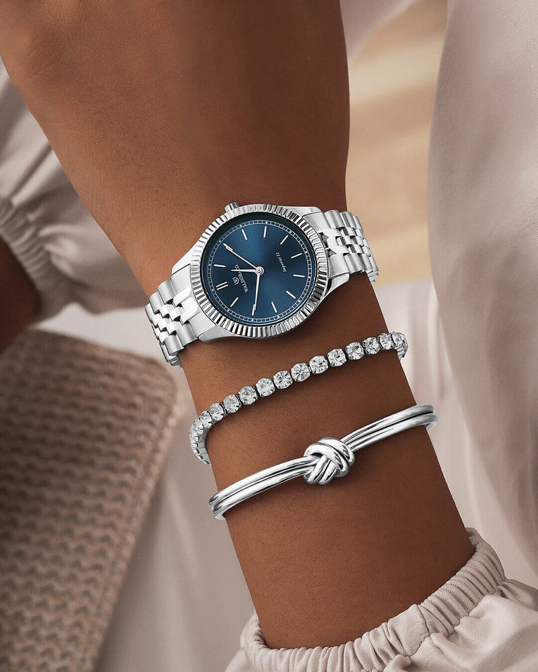 A round womens watch in silver from Waldor & Co. with blue sunray dial and a second hand. Seiko movement. The model is Imperial 32 Positano 32mm.