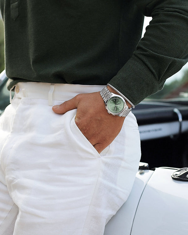 A round mens watch in rhodium-plated silver from Waldor & Co. with green sunray dial and a second hand. Seiko movement. The model is Chrono 39 Porto Cervo.