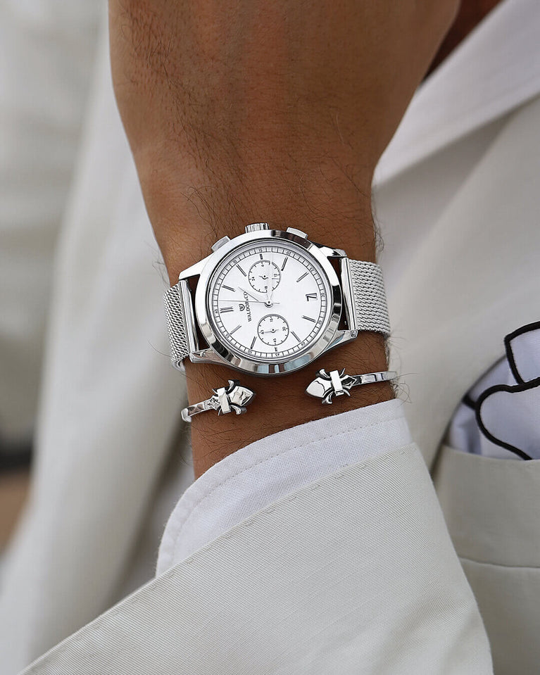 A round mens watch in rhodium-plated silver from Waldor & Co. with white sunray dial and a second hand. Seiko movement. The model is Chrono 39 Sardinia 39mm.