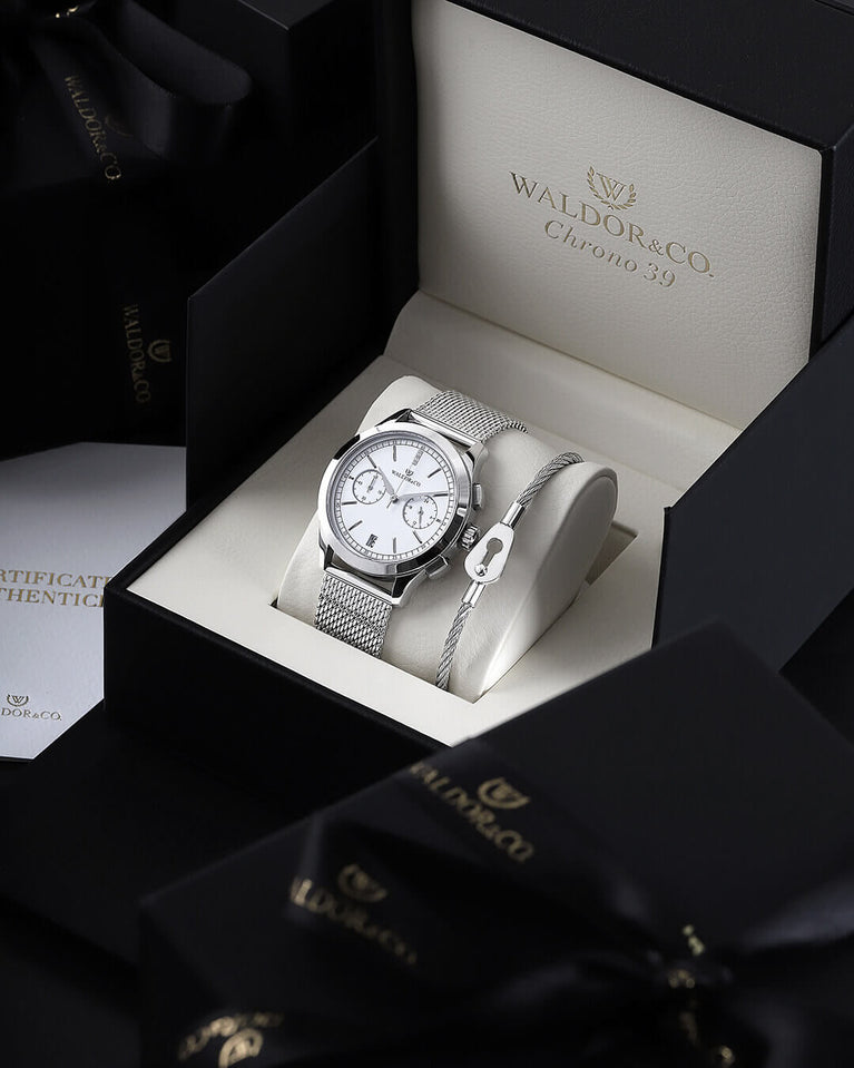 A round mens watch in rhodium-plated silver from Waldor & Co. with white sunray dial and a second hand. Seiko movement. The model is Chrono 39 Sardinia 39mm.