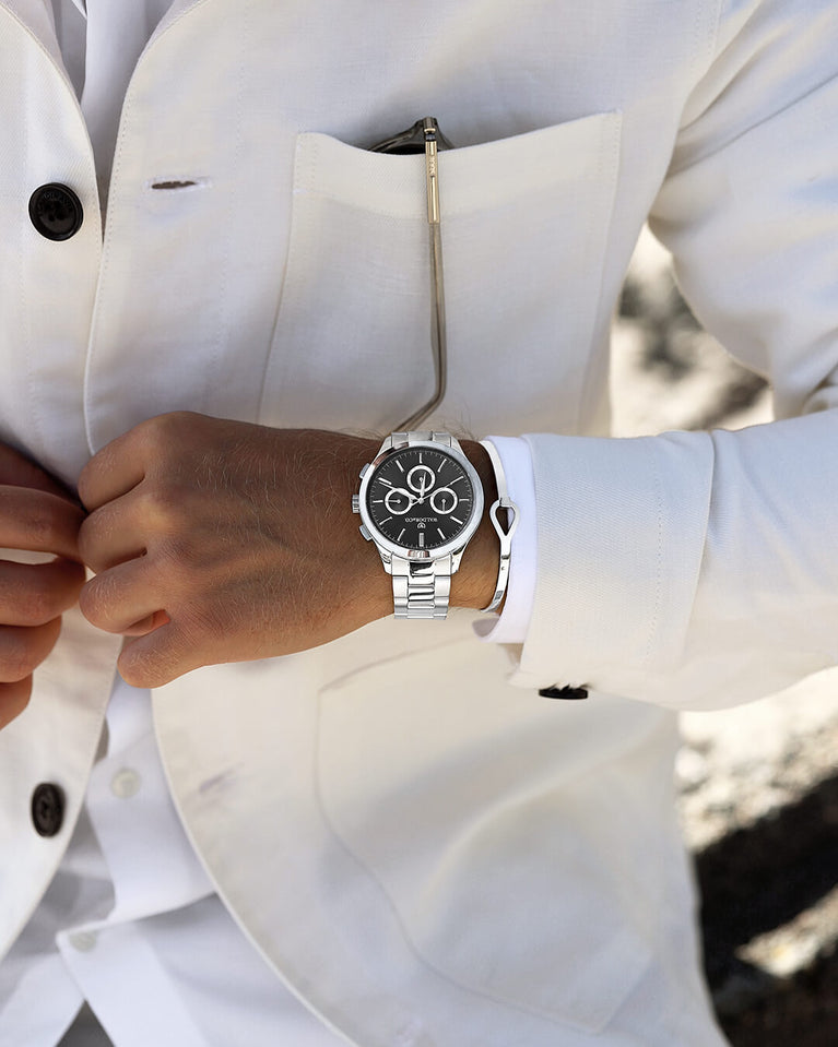 A round mens watch in rhodium-plated silver from Waldor & Co. with black sunray dial and a second hand. Seiko movement. The model is Chrono 42 Capri 42mm.