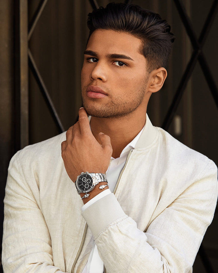 A round mens watch in rhodium-plated silver from Waldor & Co. with black sunray dial and a second hand. Seiko movement. The model is Chrono 42 Capri 42mm.