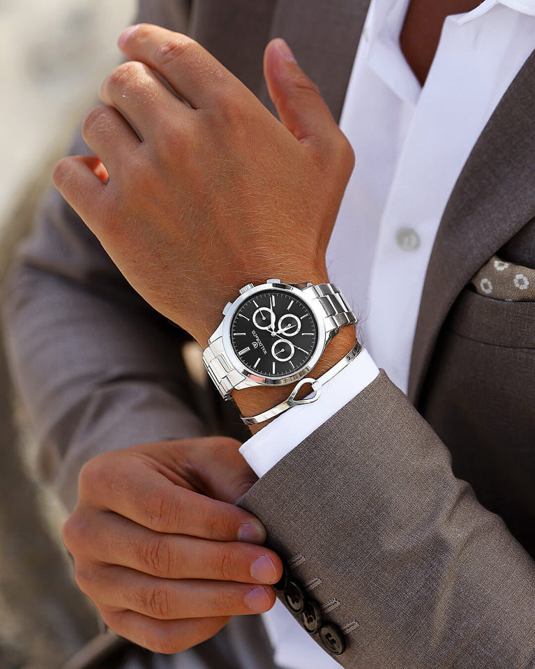 A round mens watch in rhodium-plated silver from Waldor & Co. with black sunray dial and a second hand. Seiko movement. The model is Chrono 42 Capri 42mm.