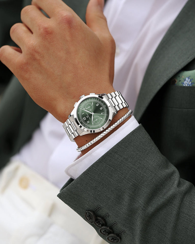 A round mens watch in rhodium-plated silver from Waldor & Co. with green sunray dial and a second hand. Seiko movement. The model is Chrono 39 Porto Cervo.