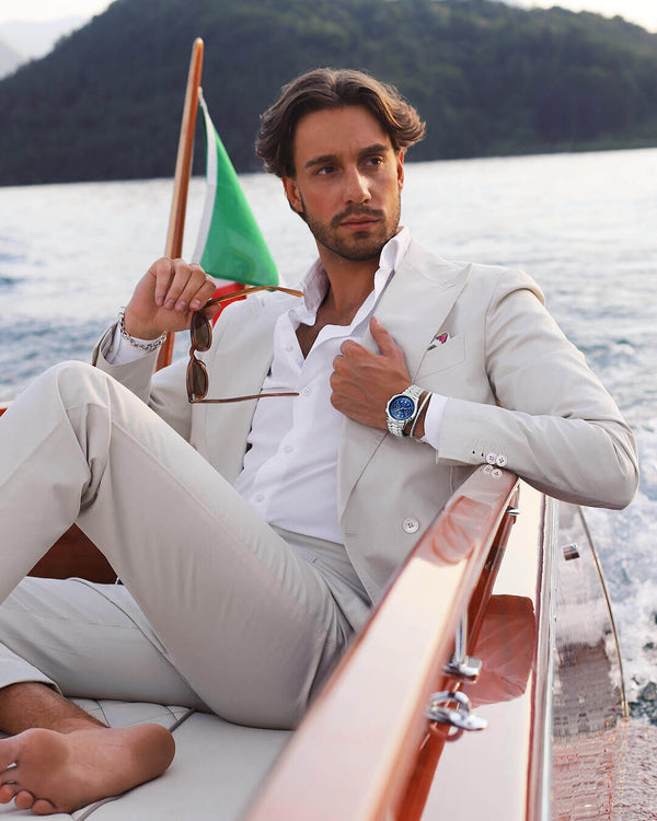 A round mens watch in rhodium-plated silver from Waldor & Co. with blue sunray dial and a second hand. Seiko movement. The model is Chrono 39 Porto Cervo.