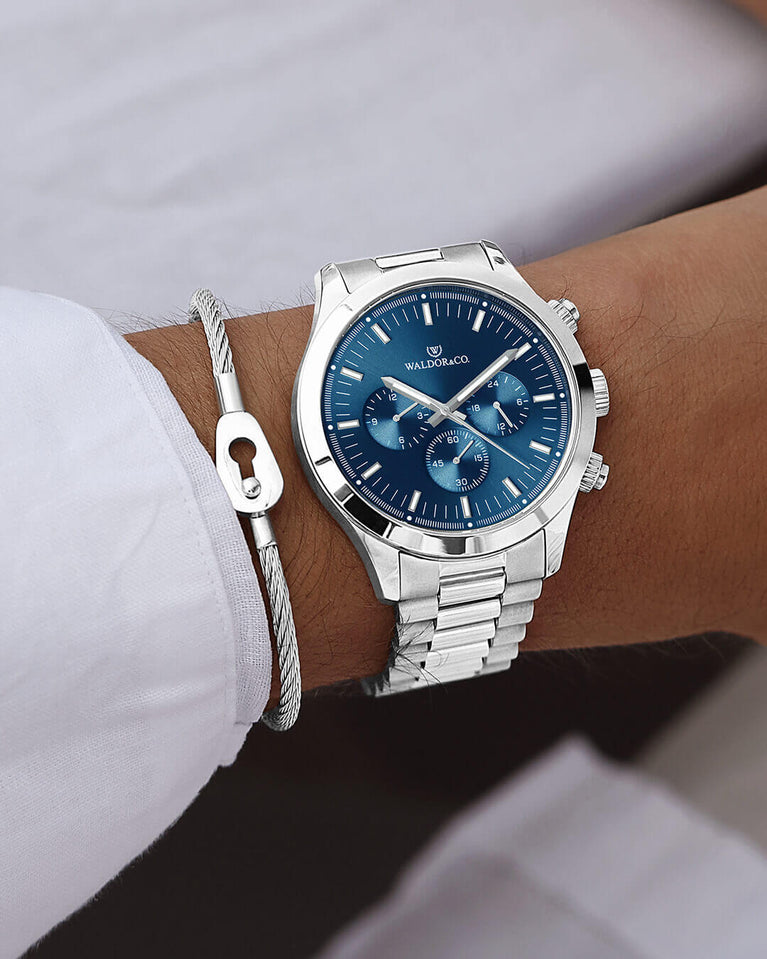 A round mens watch in rhodium-plated silver from Waldor & Co. with blue sunray dial and a second hand. Seiko movement. The model is Chrono 44 Como 44mm.