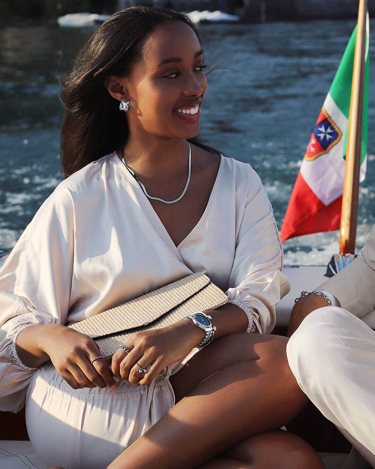 A round womens watch in silver from Waldor & Co. with blue sunray dial and a second hand. Seiko movement. The model is Imperial 32 Positano 32mm.