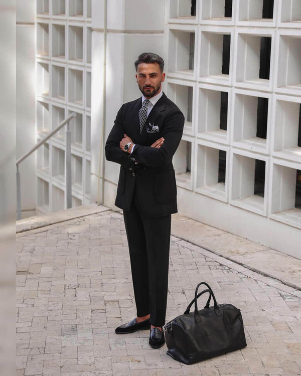 A round mens watch in rhodium-plated silver from Waldor & Co. with black sunray dial and a second hand. Seiko movement. The model is Chrono 39 Sardinia 39mm.